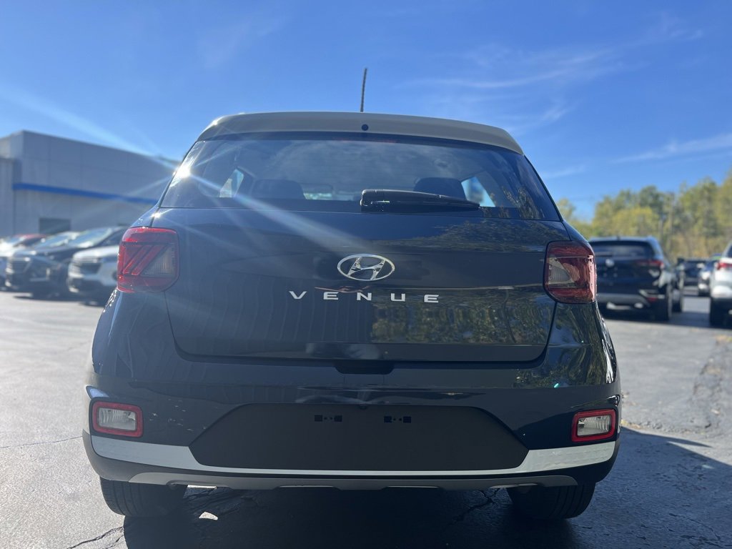 2023 Hyundai Venue Limited photo 3