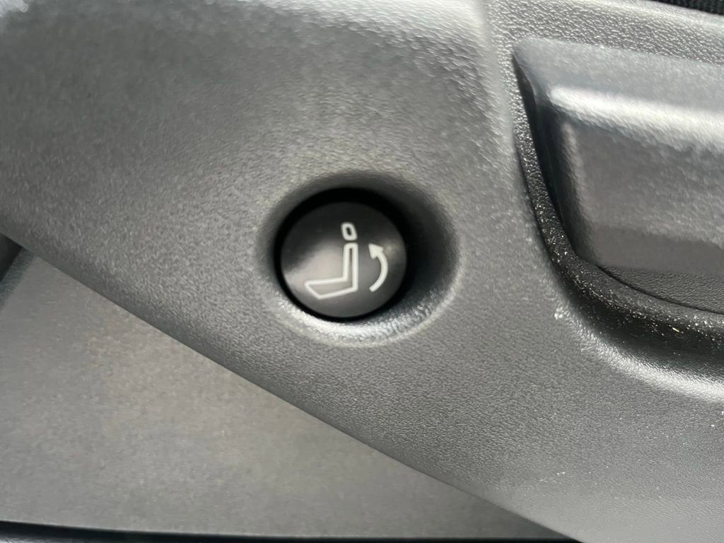 2025 Nissan Pathfinder SV - Photo 29