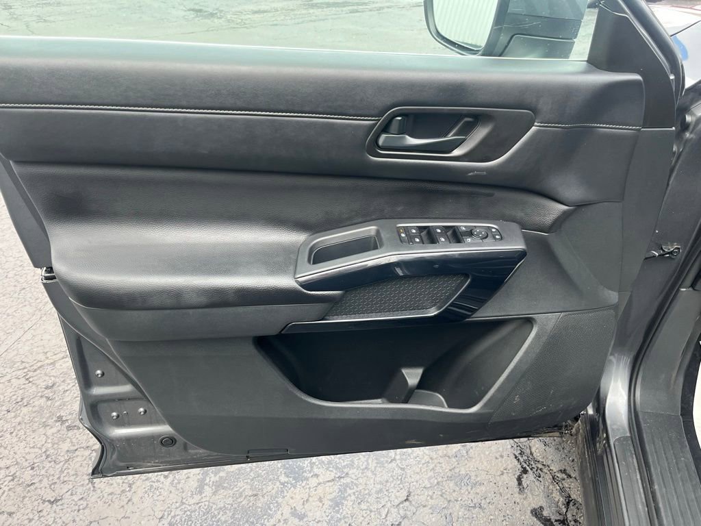 2025 Nissan Pathfinder SV - Photo 26
