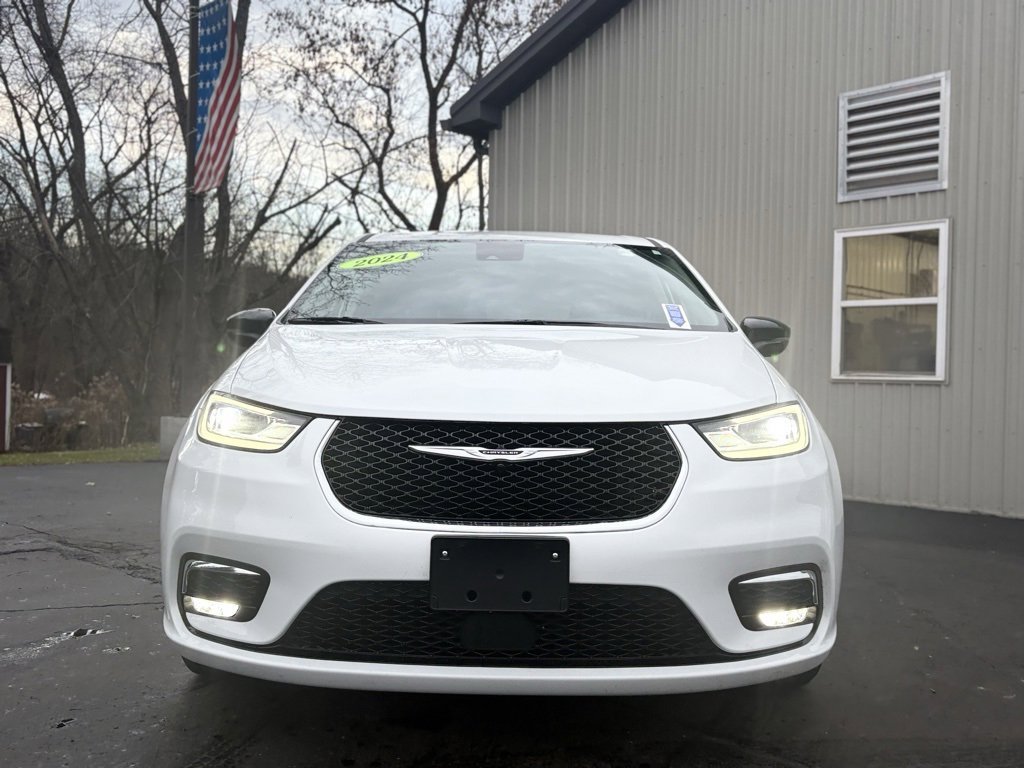 2024 Chrysler Pacifica Touring L photo 3