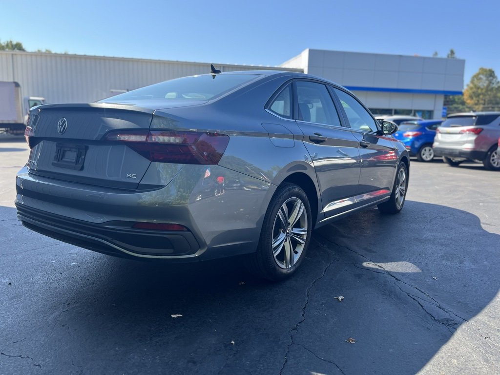 2024 Volkswagen Jetta SE photo 3