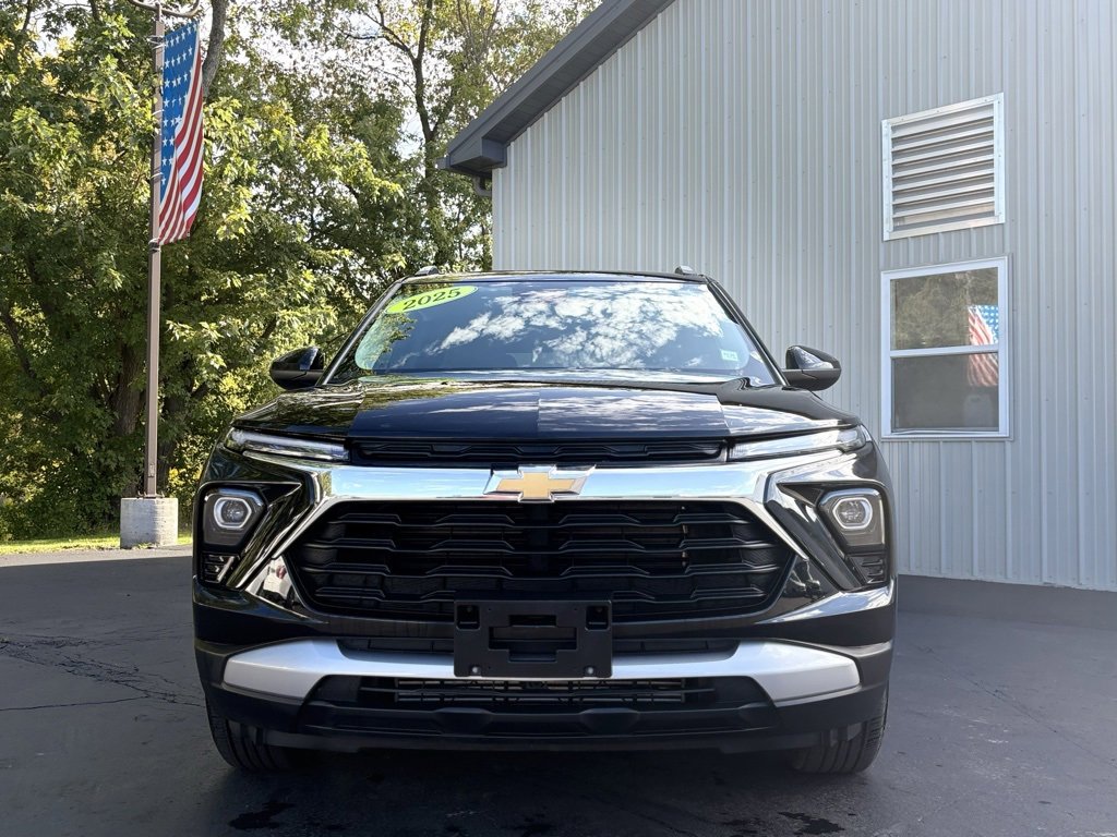 2025 Chevrolet Trailblazer LT photo 2