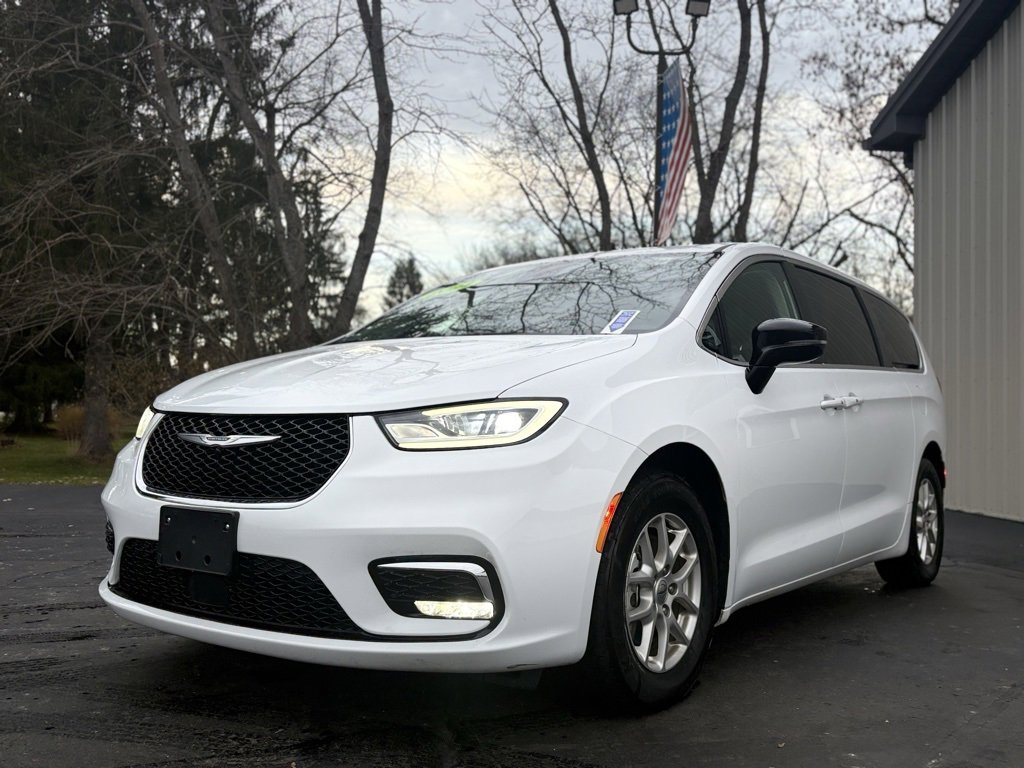 2024 Chrysler Pacifica Touring L photo 4