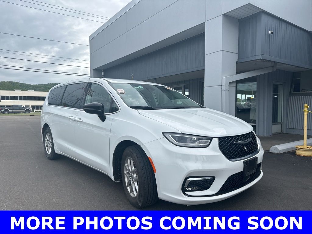 2024 Chrysler Pacifica Touring L's photo