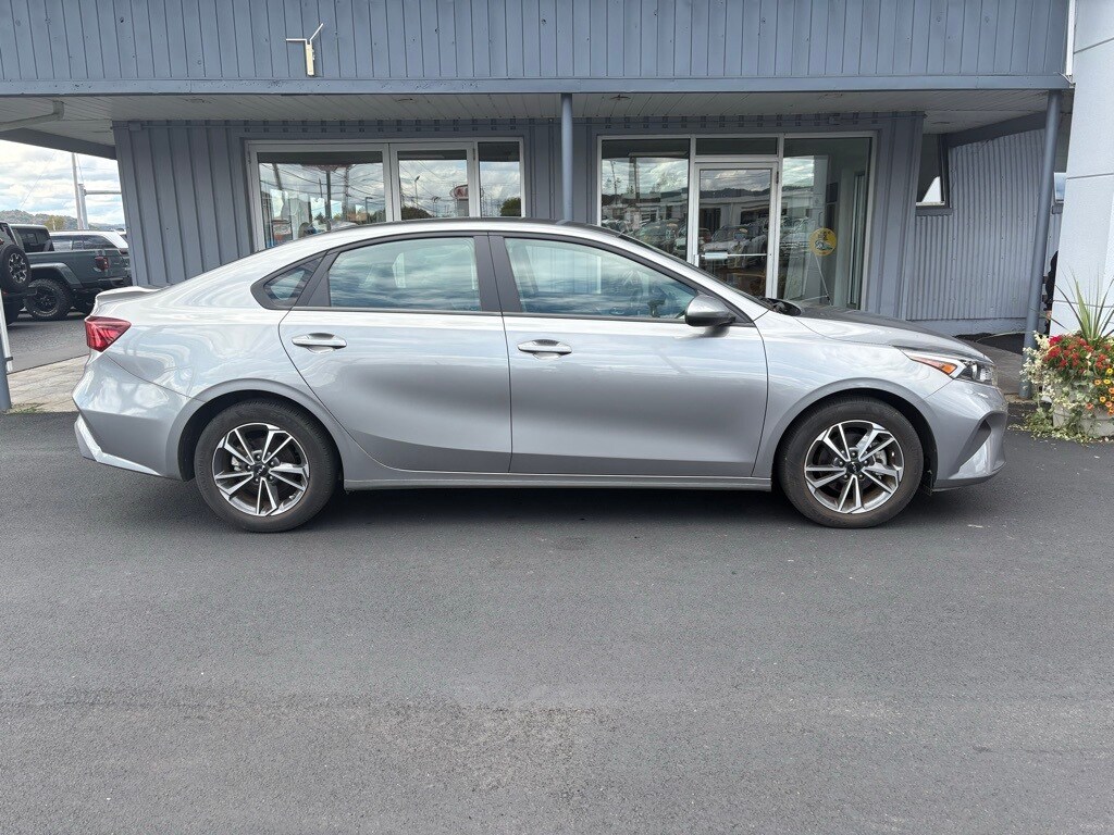 2022 Kia Forte FE LXS photo 2