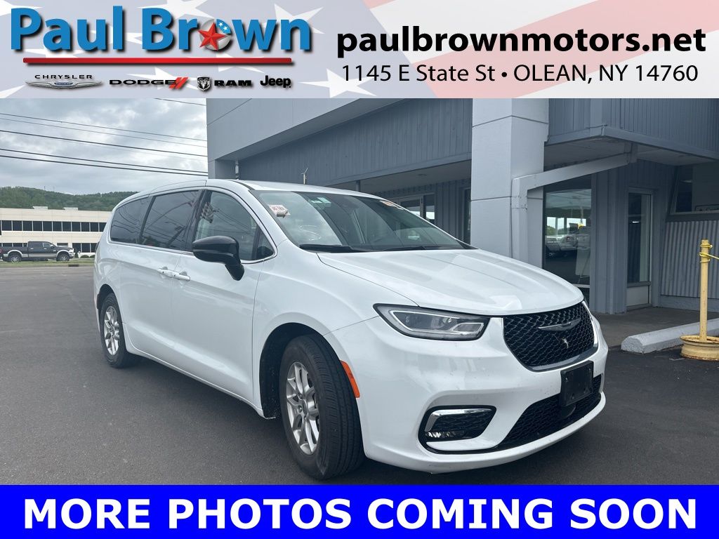 2024 Chrysler Pacifica Touring L's photo