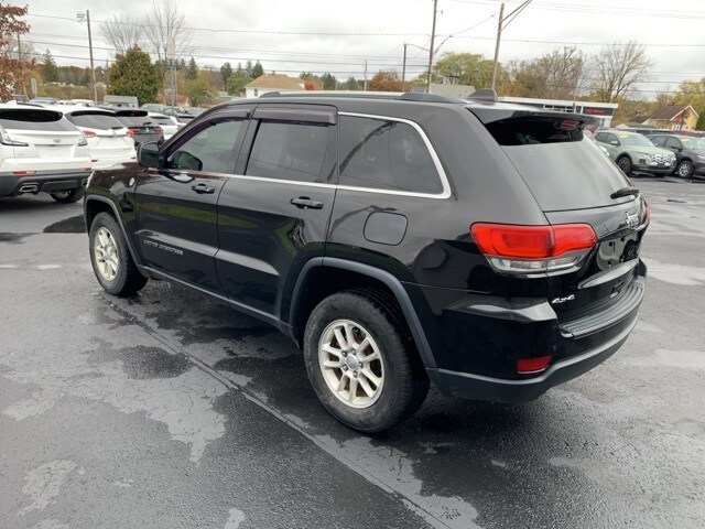 2019 Jeep Grand Cherokee Laredo photo 2