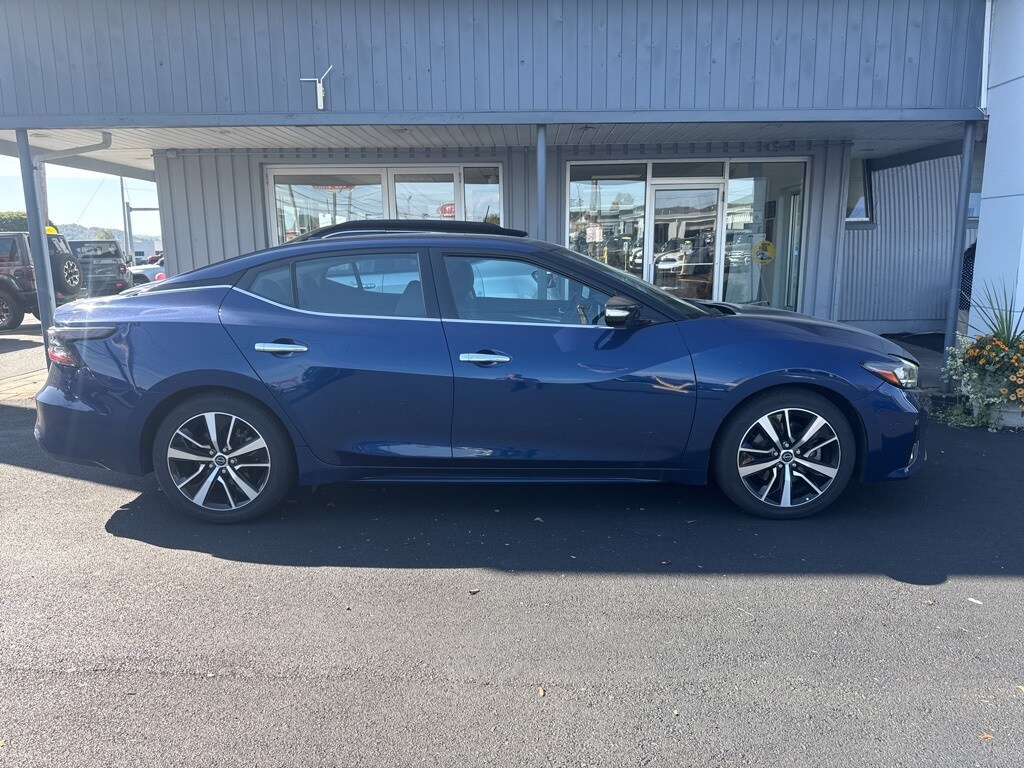 2023 Nissan Maxima SV photo 2