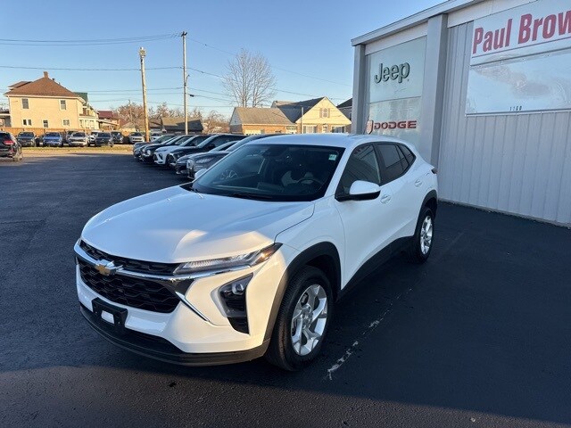 2025 Chevrolet Trax LS photo 2