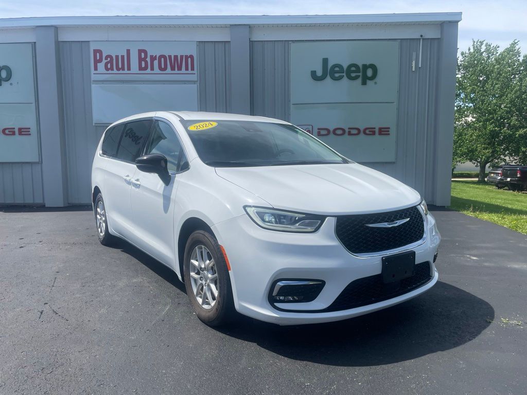 2024 Chrysler Pacifica Touring L's photo