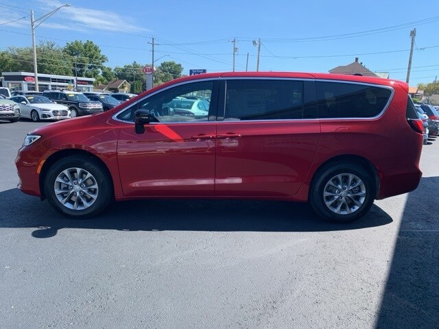2026 Chrysler Pacifica photo 2