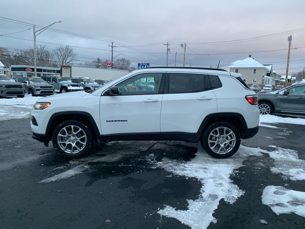 2022 Jeep Compass Latitude Lux photo 2