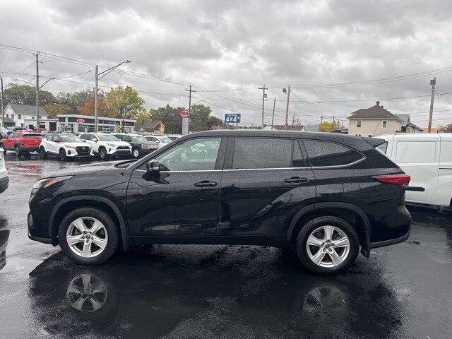 2022 Toyota Highlander LE photo 3