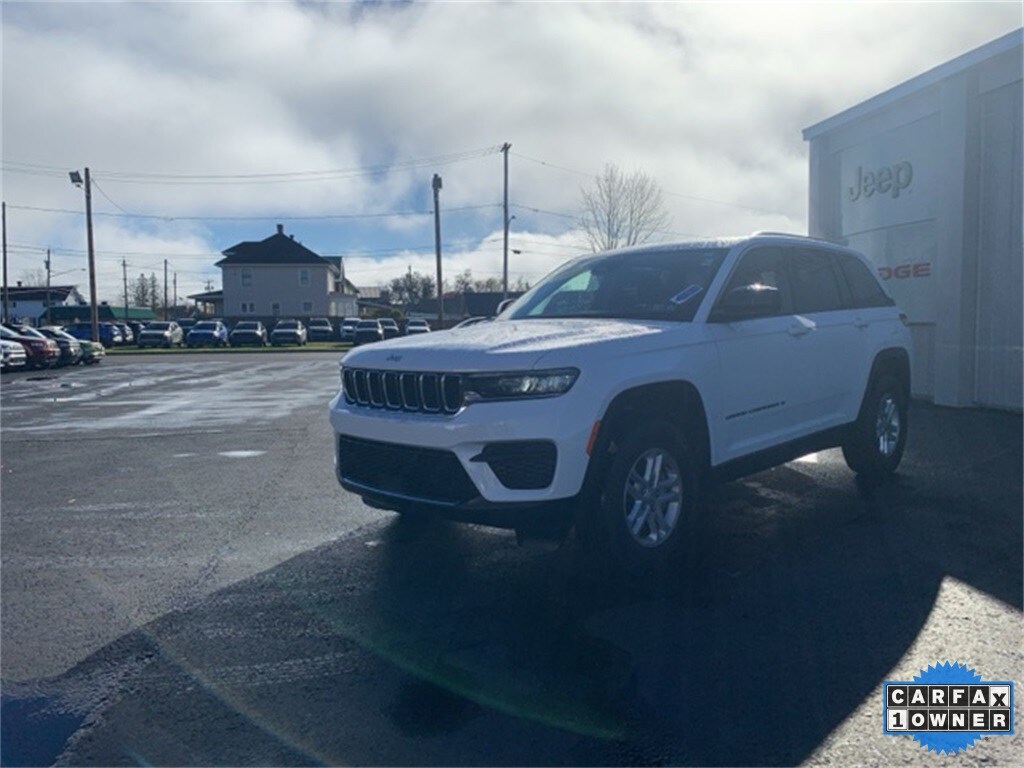2023 Jeep Grand Cherokee Laredo photo 3