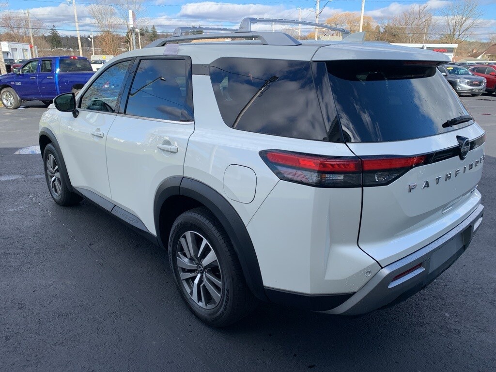 2023 Nissan Pathfinder SL photo 2