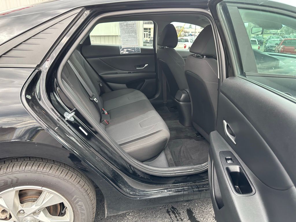 2023 Hyundai Elantra SE - Photo 34