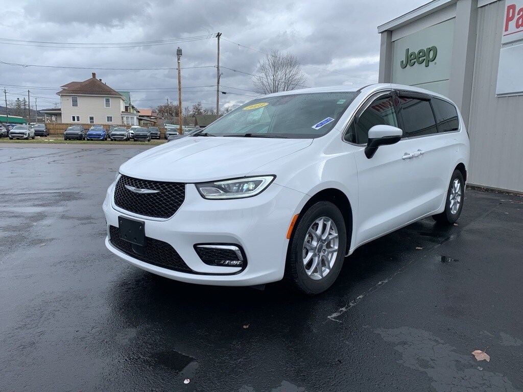 2023 Chrysler Pacifica Touring L photo 2