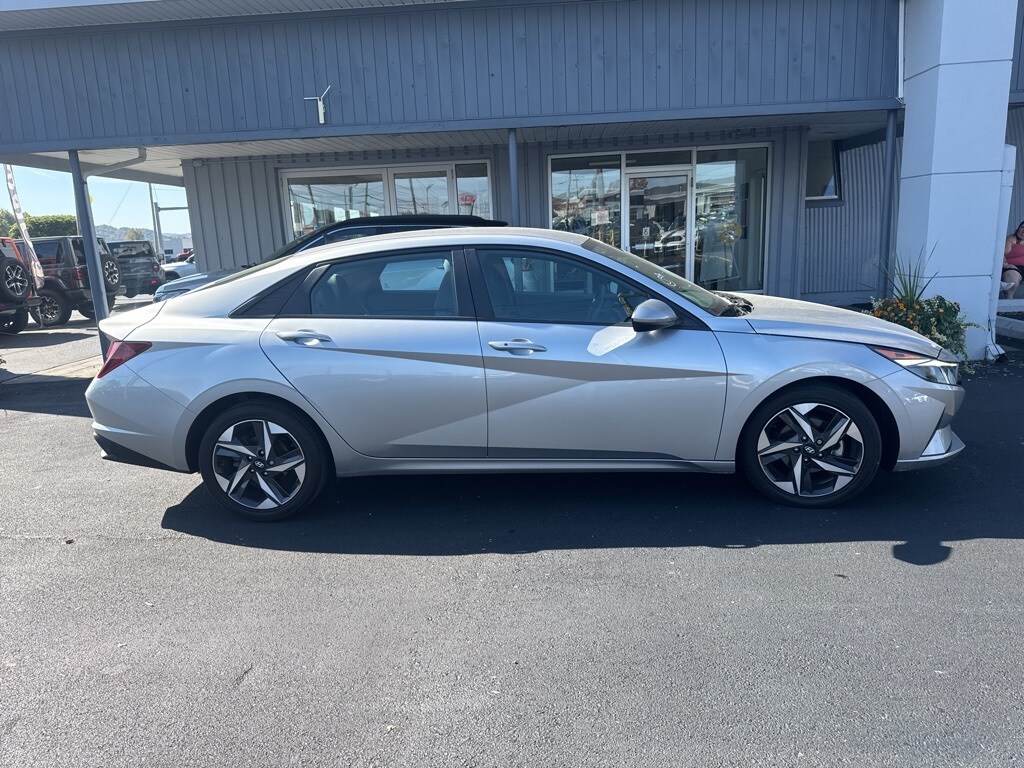 2023 Hyundai Elantra SEL Convenience photo 2