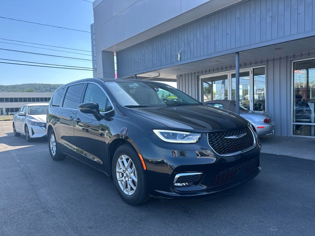 2024 Chrysler Pacifica Touring L's photo