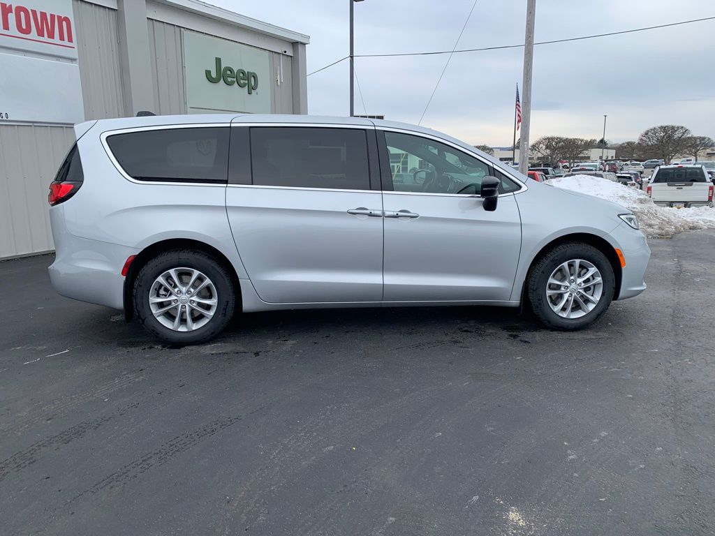 2026 Chrysler Pacifica Select - Photo 11
