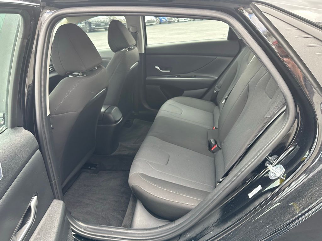 2023 Hyundai Elantra SE - Photo 29