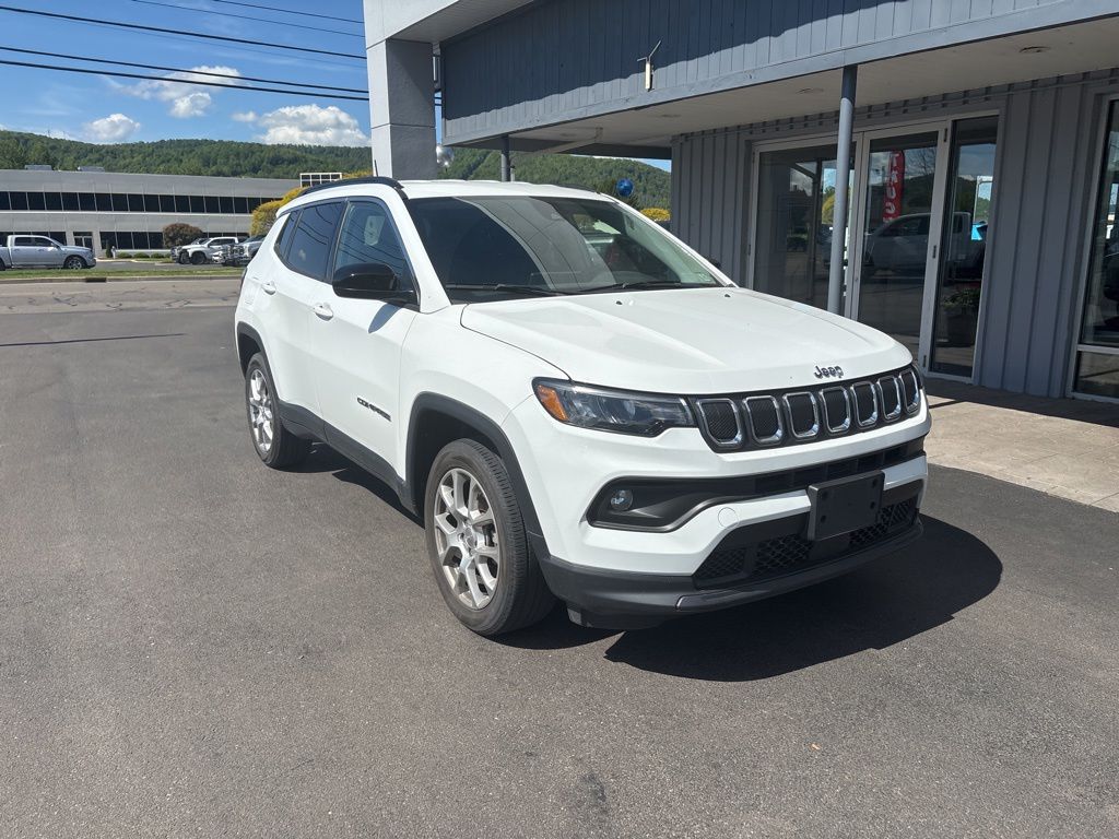 2022 Jeep Compass Latitude Lux 4X4's photo