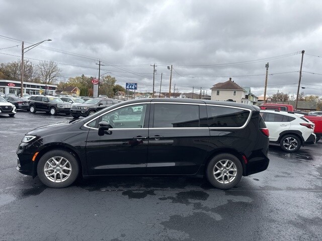 2024 Chrysler Pacifica Touring L photo 3