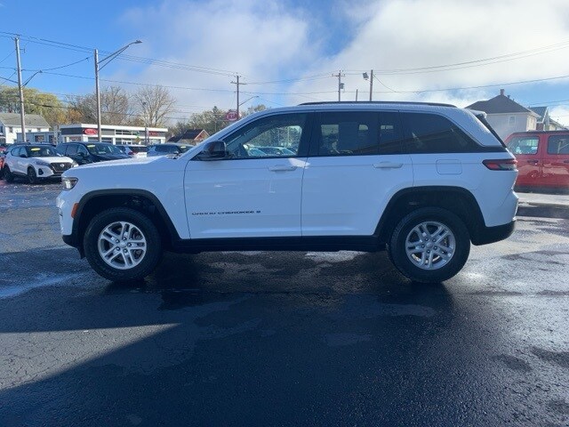 2023 Jeep Grand Cherokee Laredo photo 2