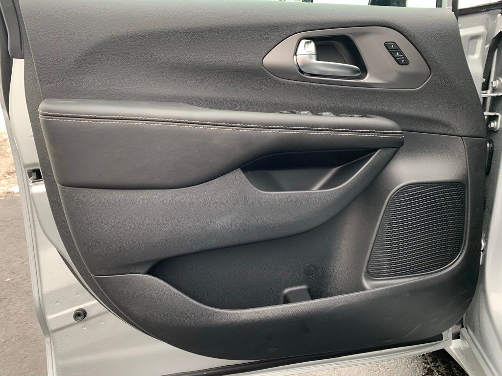 2026 Chrysler Pacifica Select - Photo 25