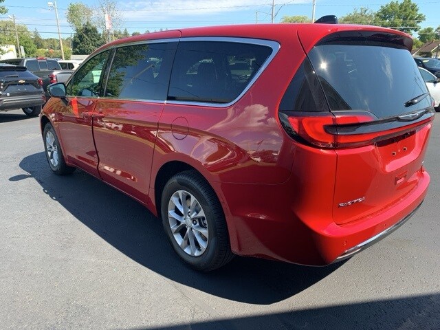 2026 Chrysler Pacifica photo 3