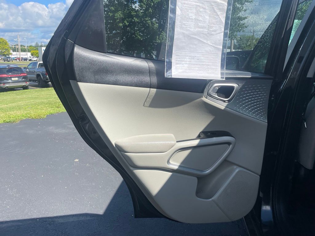 2025 Kia Soul LX - Photo 28