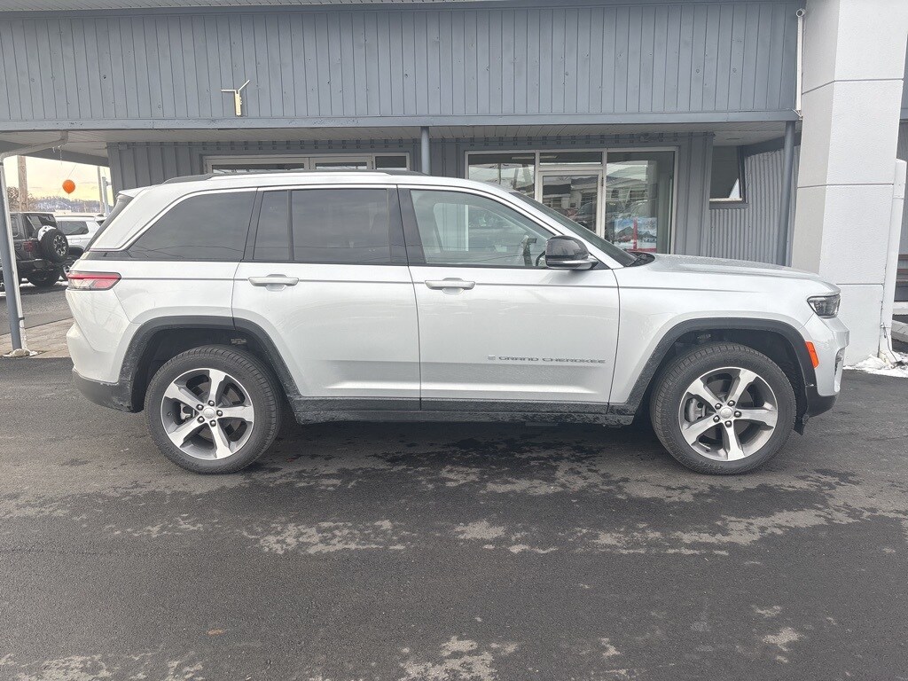 2023 Jeep Cherokee Base photo 2