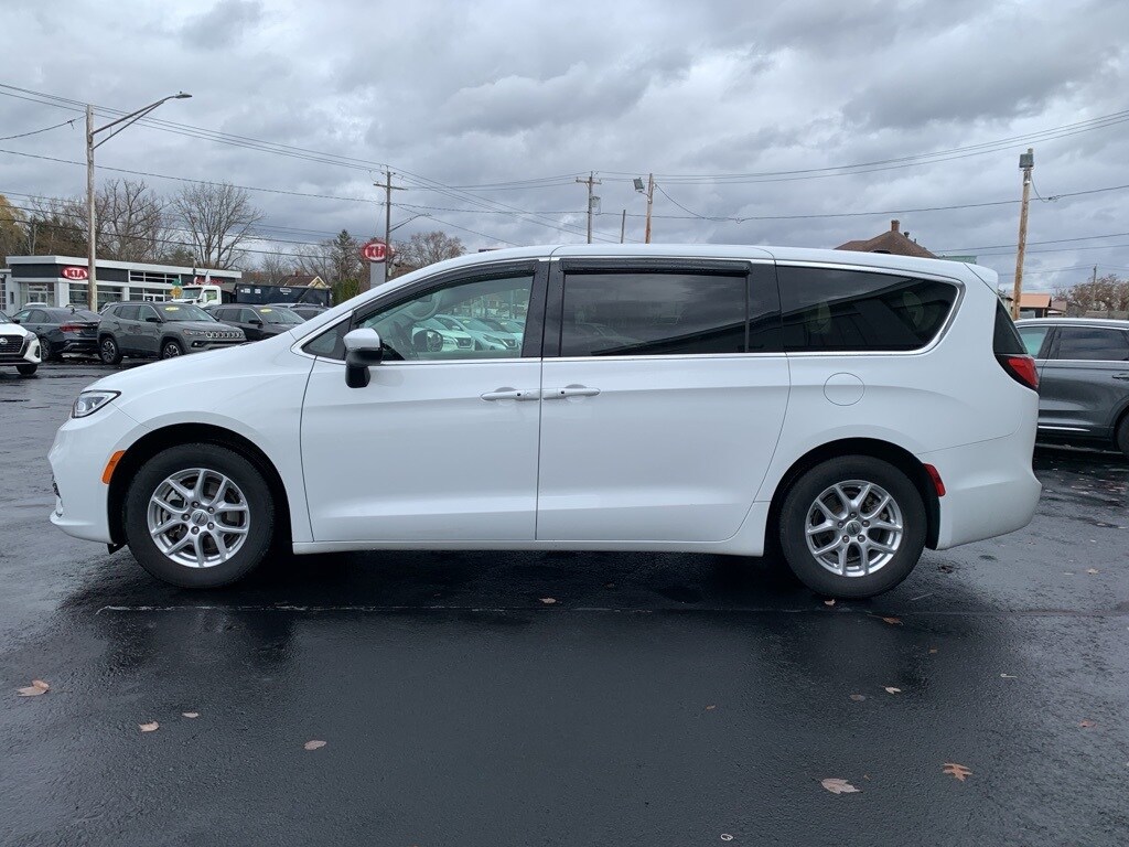 2023 Chrysler Pacifica Touring L photo 3
