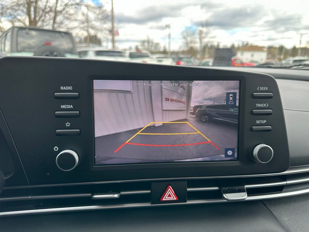 2023 Hyundai Elantra SE - Photo 18