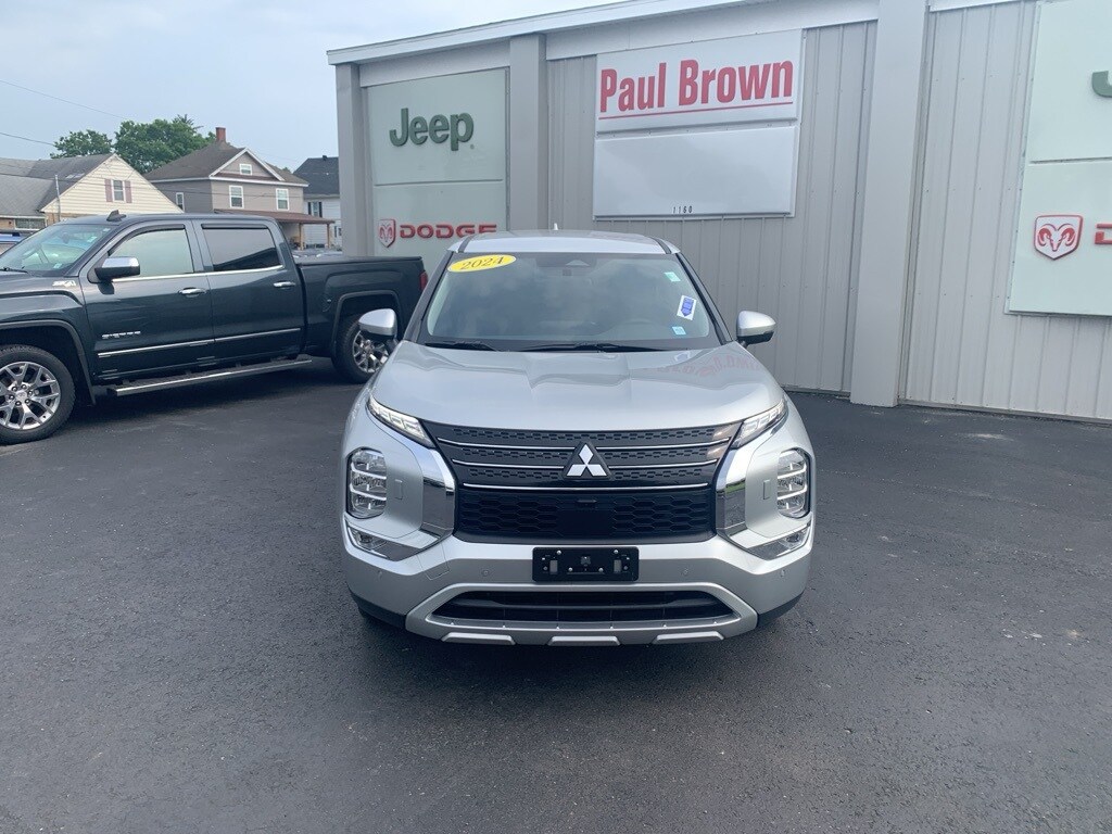 2024 Mitsubishi Outlander SE photo 2