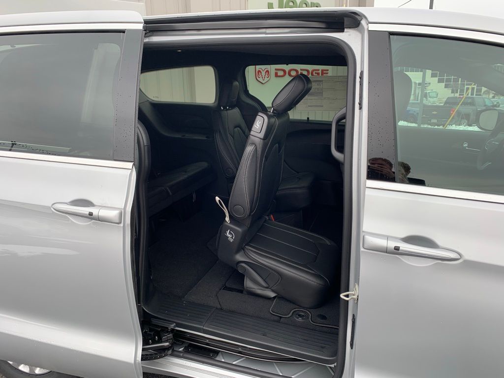 2026 Chrysler Pacifica Select - Photo 33
