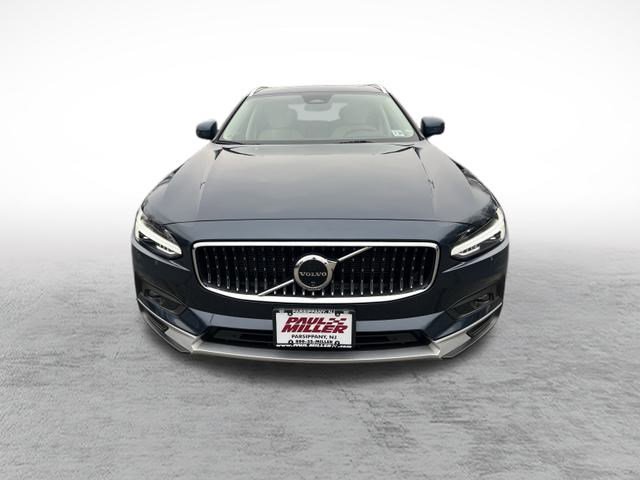 2025 Volvo V90 Cross Country B6 photo 2