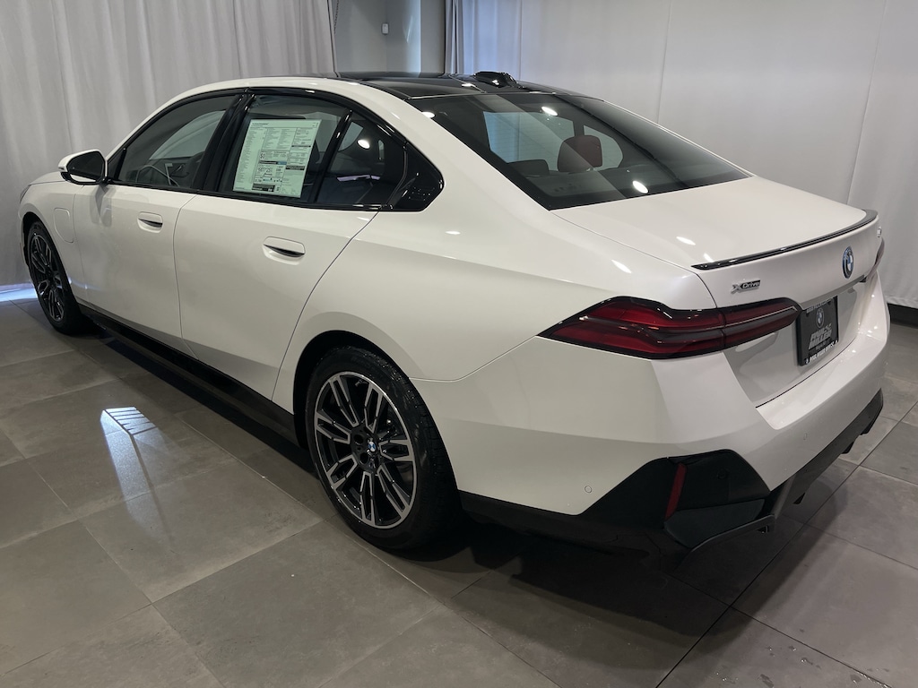 New 2027 BMW 550e xDrive Sedan
