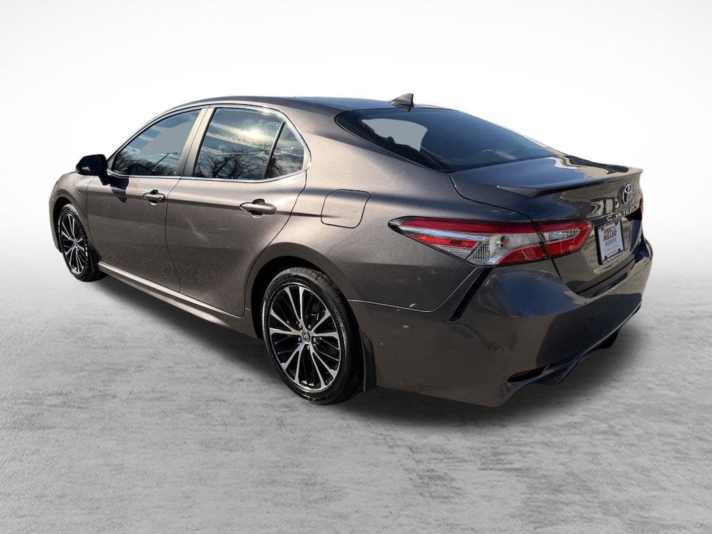 Used 2020 Toyota Camry SE Sedan