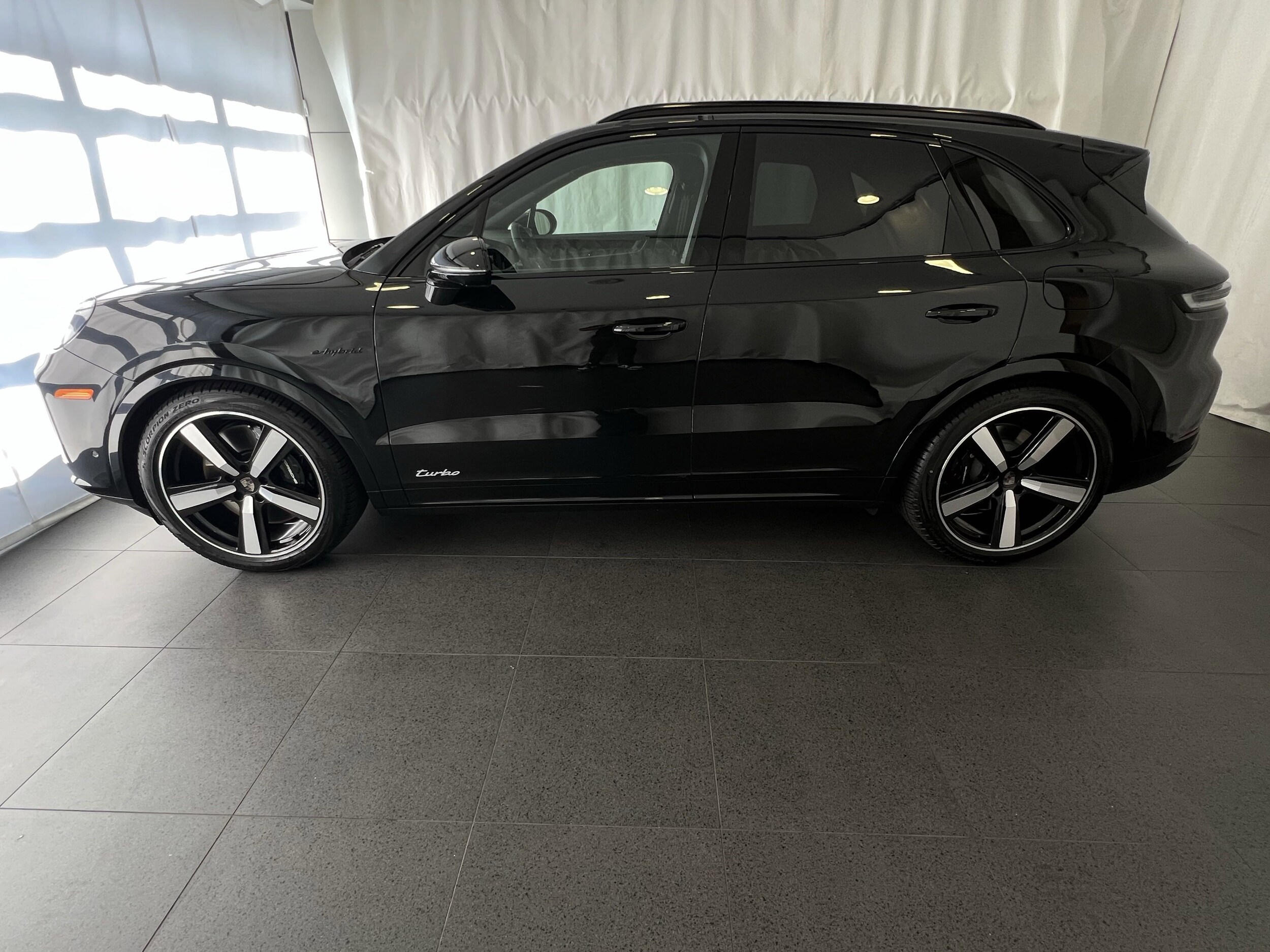 2025 Porsche Cayenne Turbo E-Hybrid photo 2