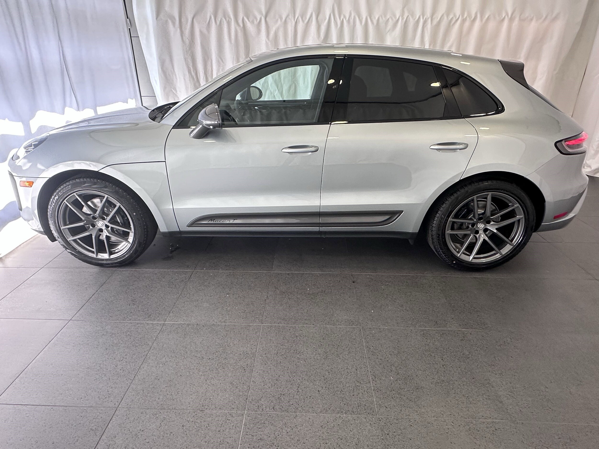 2025 Porsche Macan T photo 2