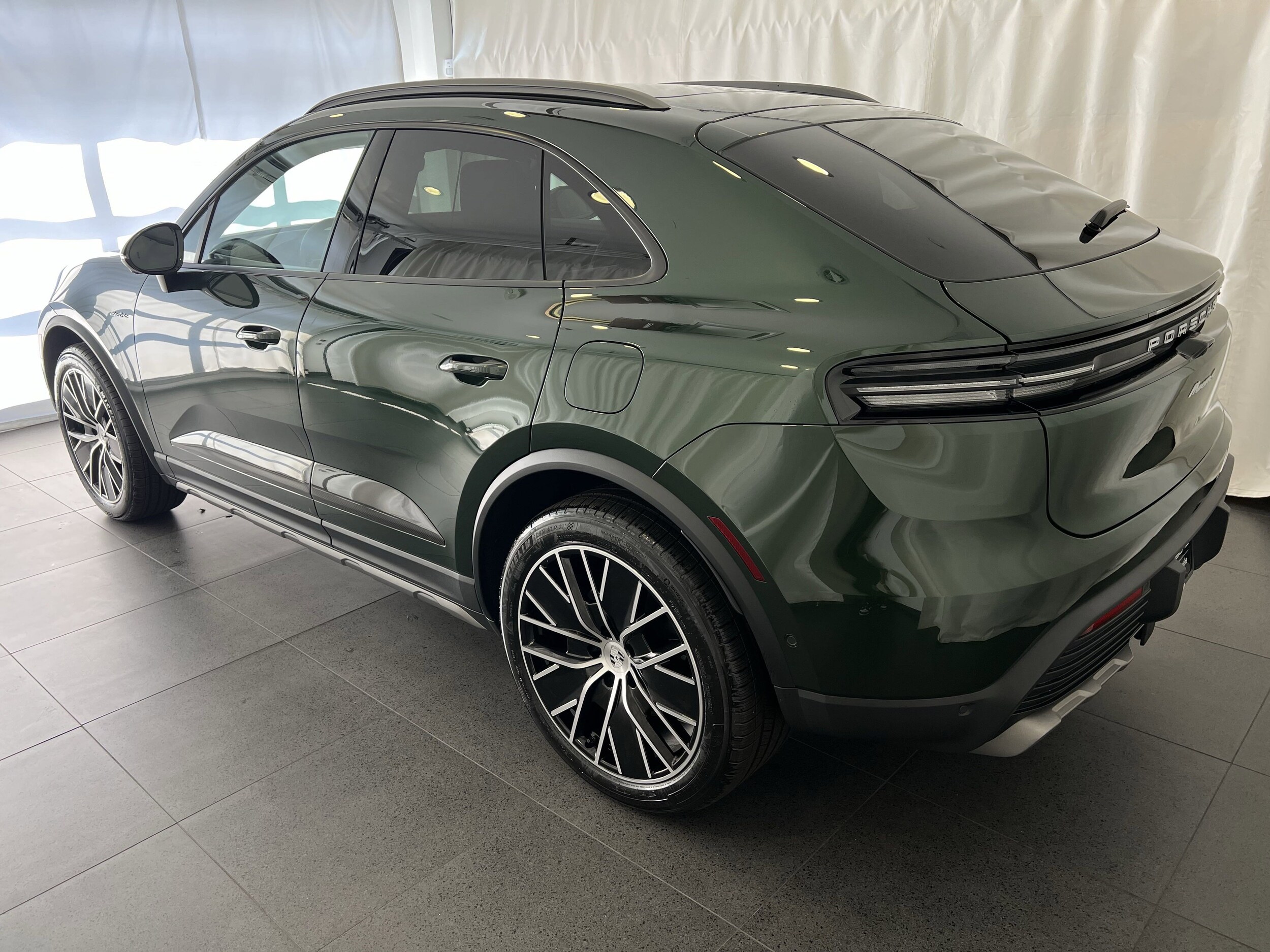 2025 Porsche Macan Electric 4 photo 3