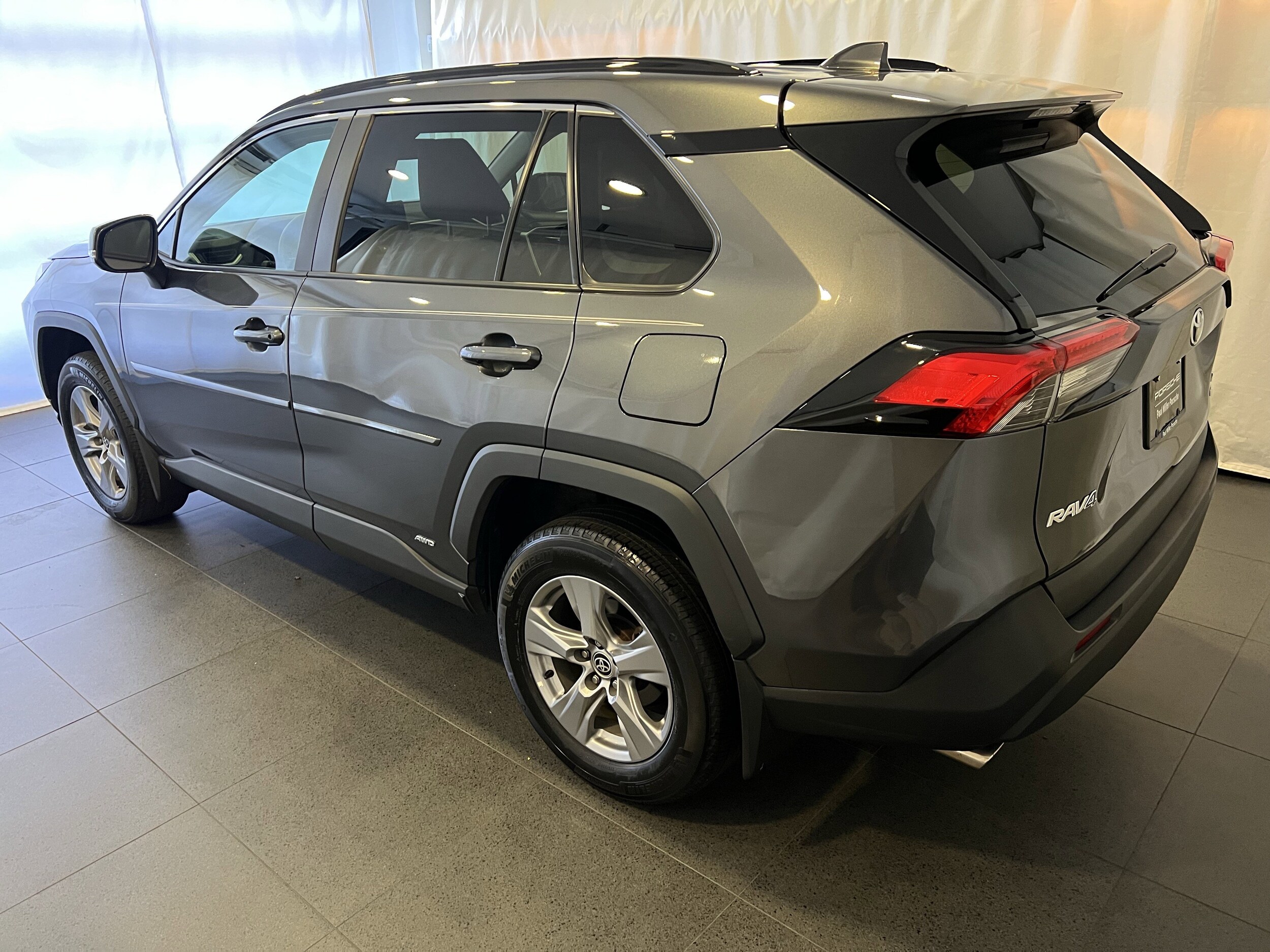 2022 Toyota RAV4 Hybrid XLE photo 2