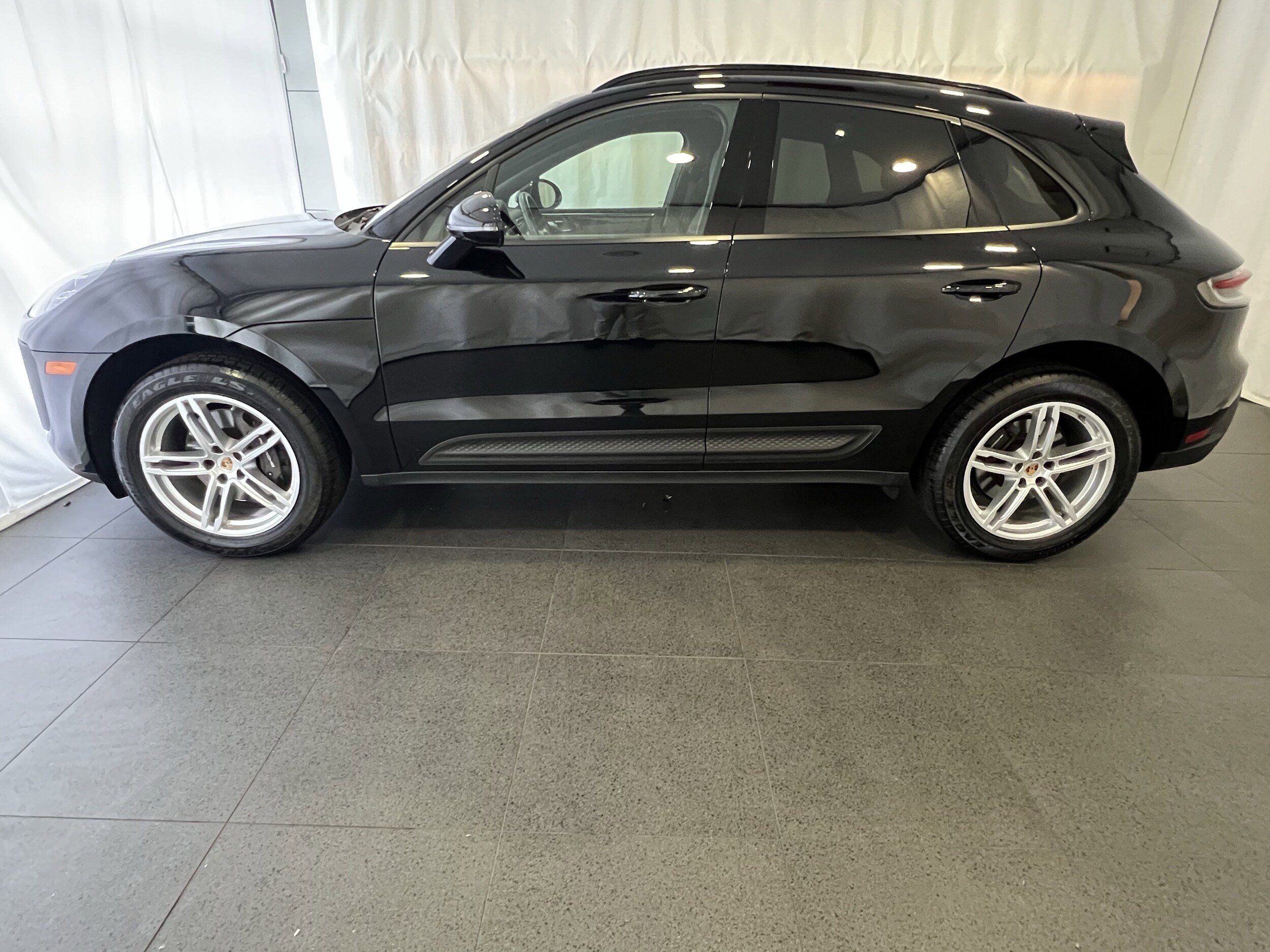 2023 Porsche Macan T photo 2