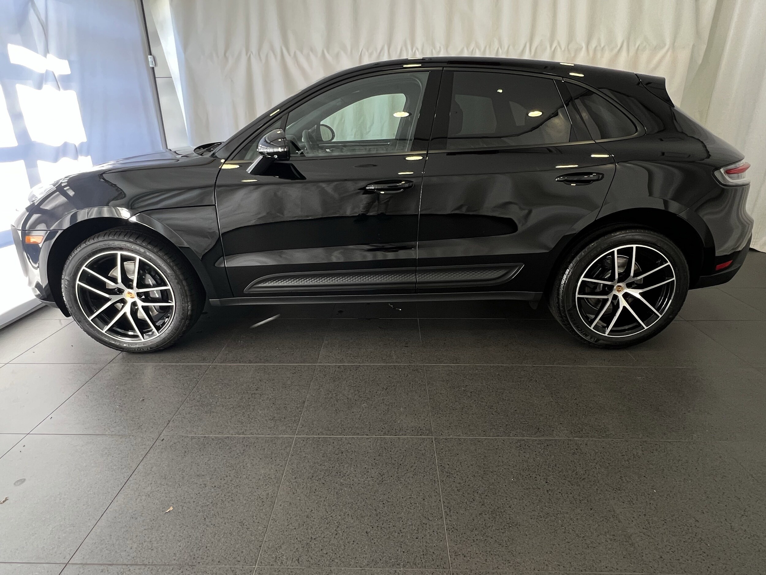 2026 Porsche Macan T photo 2