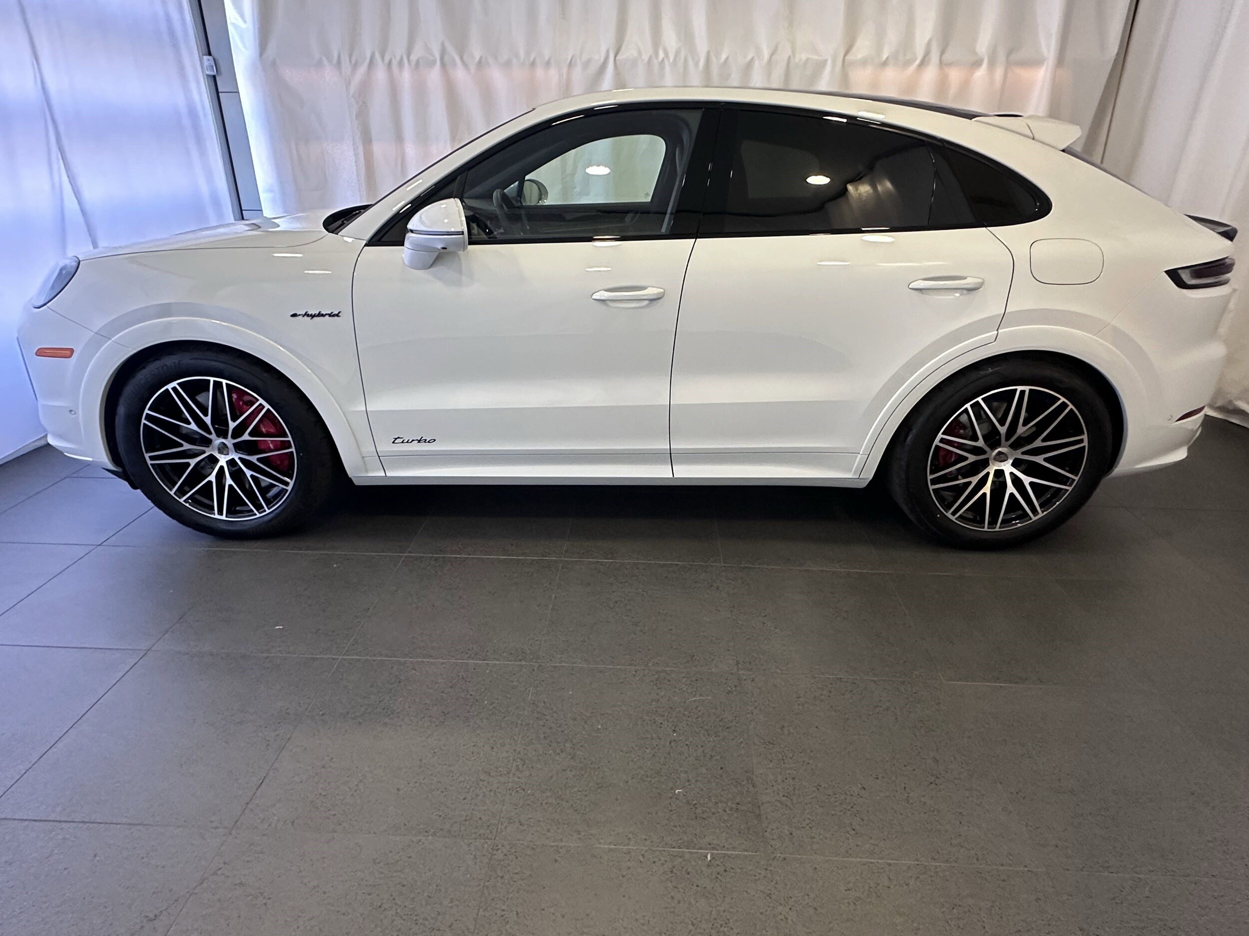 2025 Porsche Cayenne Turbo E-Hybrid photo 2