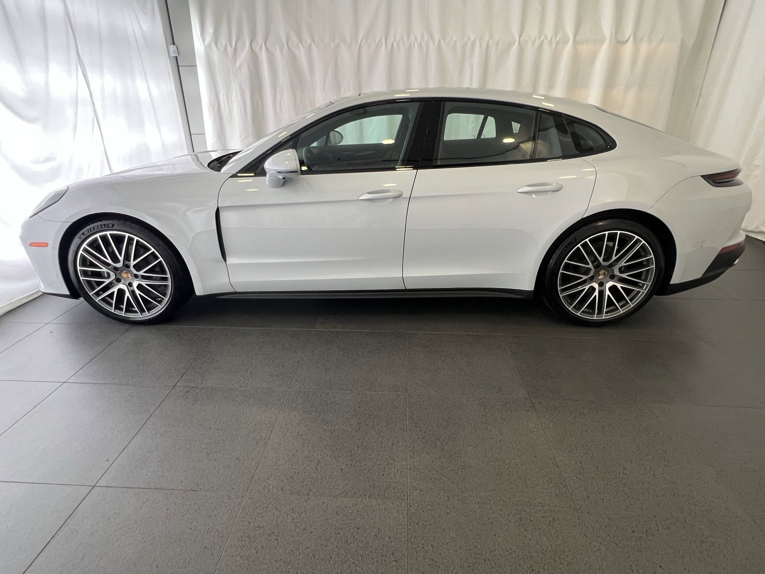 2025 Porsche Panamera 4 photo 2