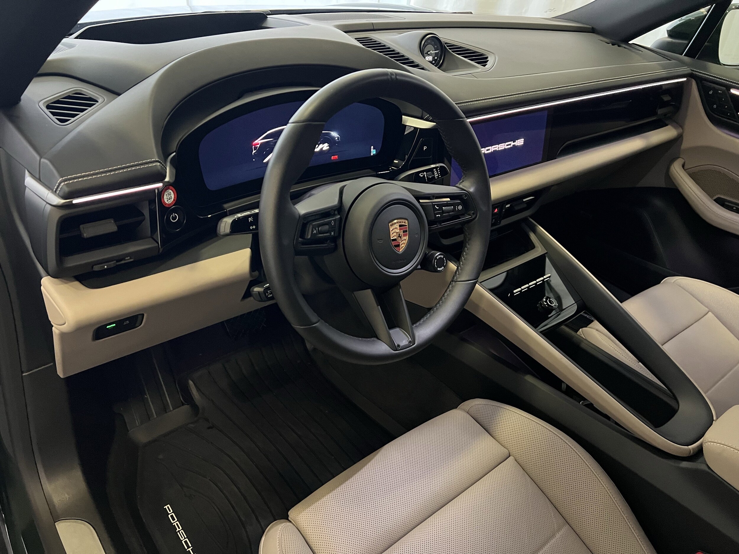 2025 Porsche Macan Electric 4 photo 4