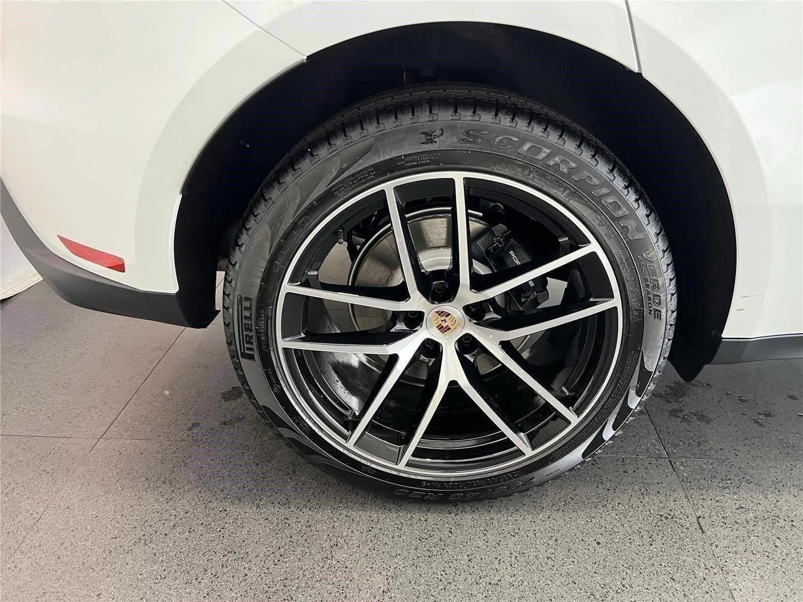 2026 Porsche Macan - Photo 12