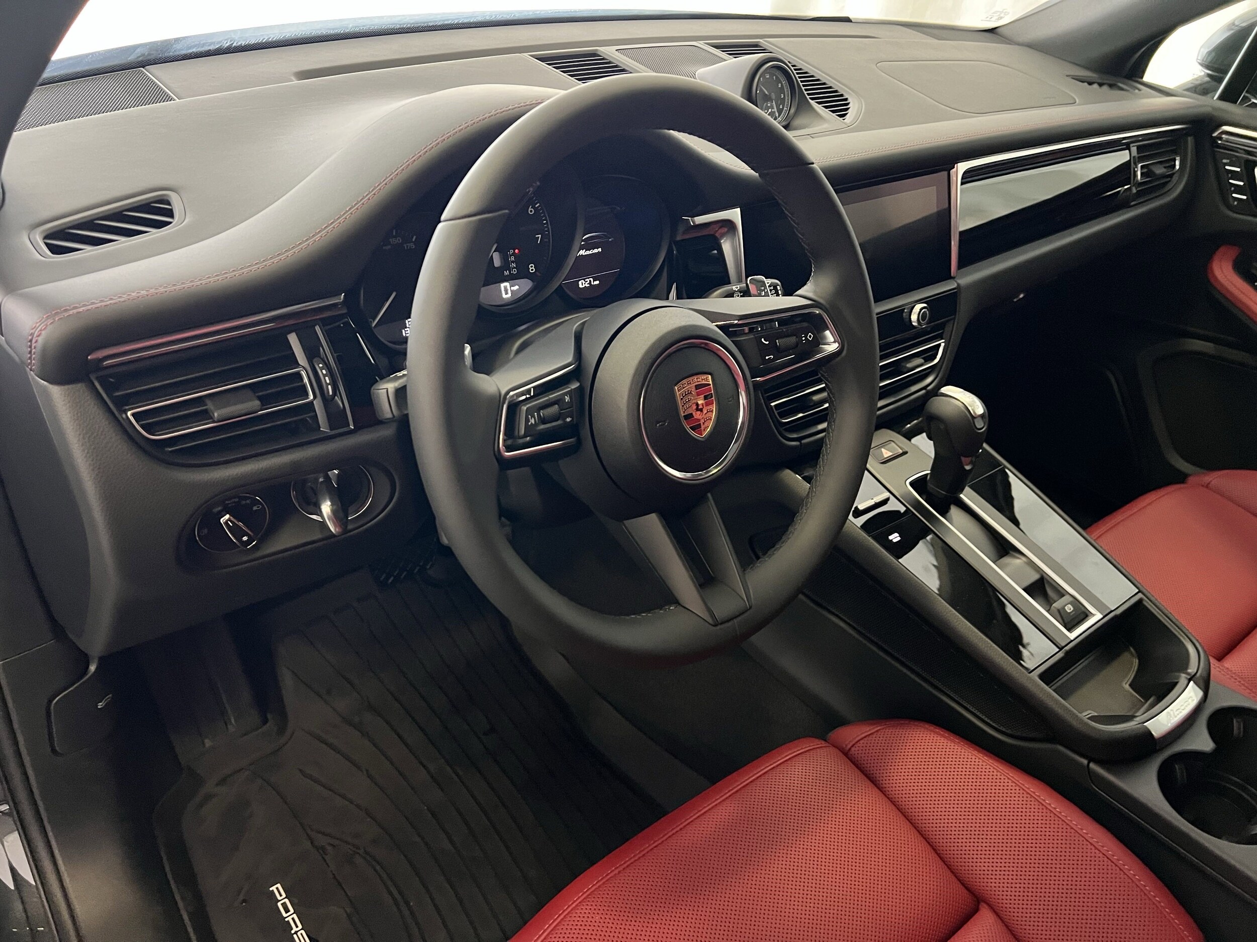 2025 Porsche Macan T photo 4